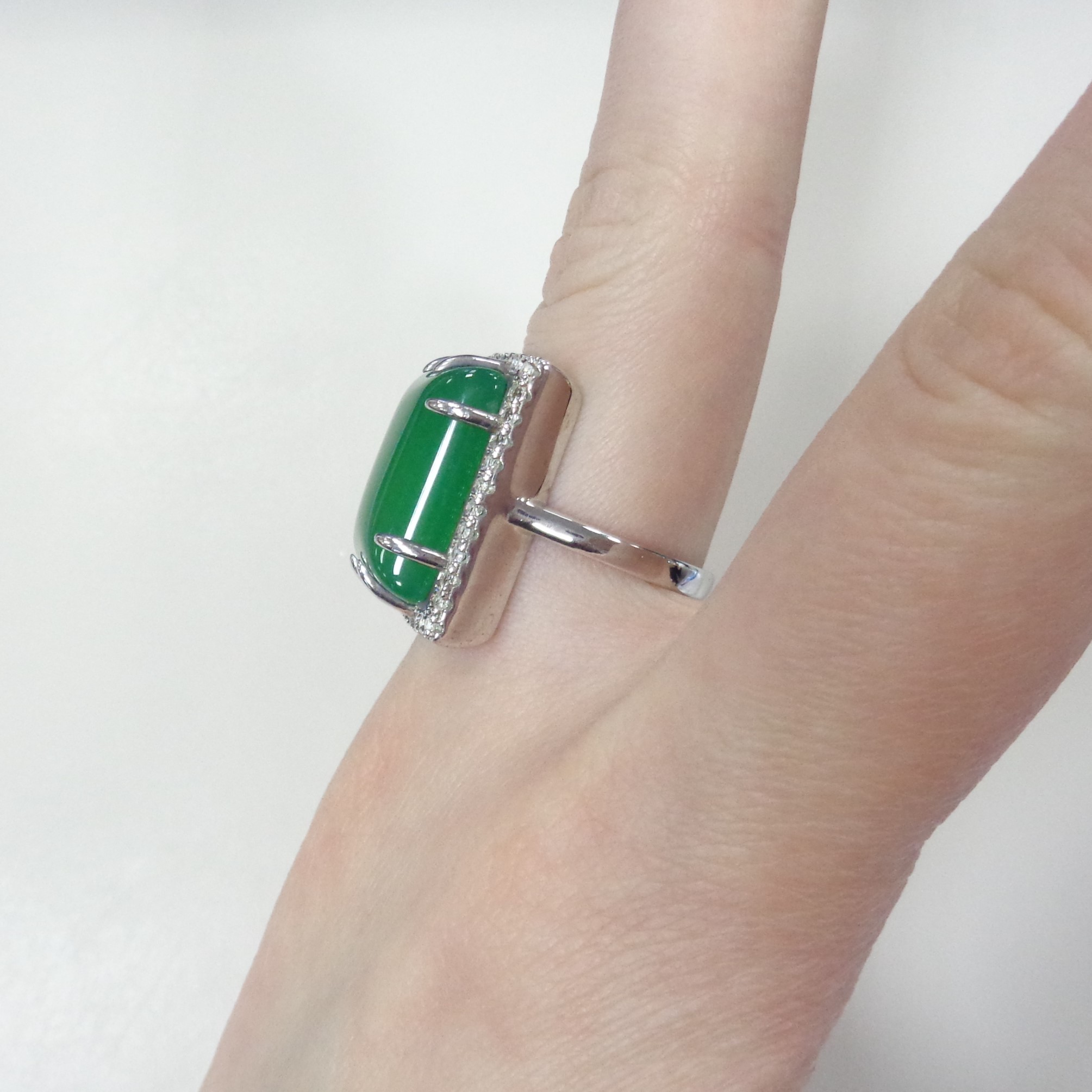 Серебряное кольцо с зеленым халцедоном